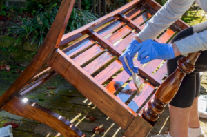 Houten tafel of kast oliën: zo kies je de juiste meubelolie en voorkom je vlekken en kringen